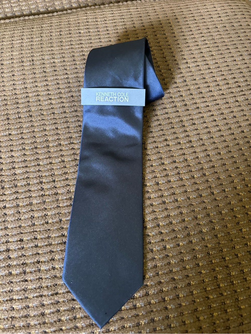 Kenneth Cole Reaction Men’s 💯 Silk Necktie. NWT Navy Blue